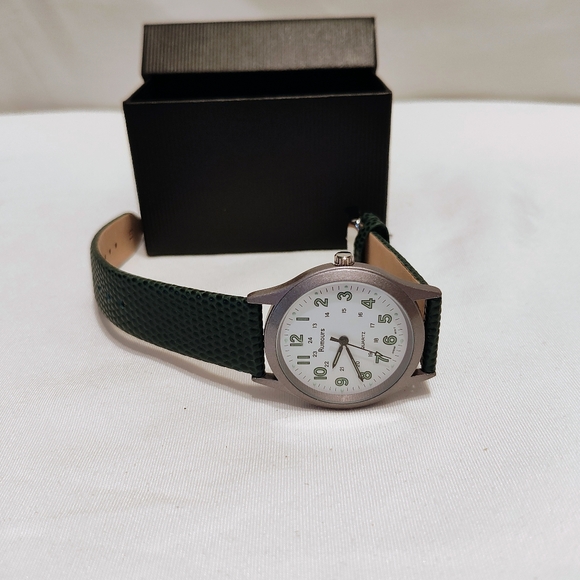 Green and Silver Women's Quartz Watch - Picture 5 of 7